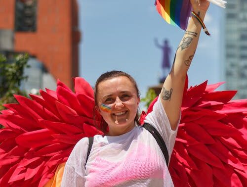 Comprendiendo el Suicidio en la Juventud LGBTQ: Abordando las Disparidades y Promoviendo la Resiliencia